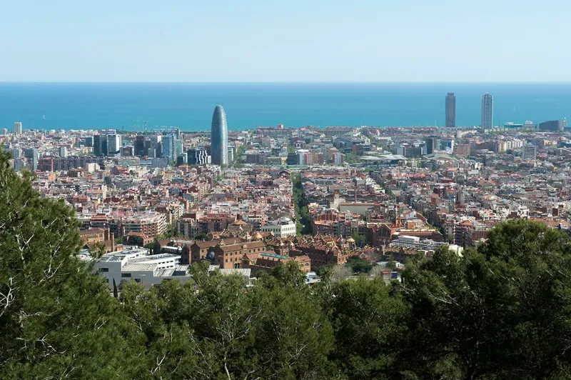 Skyline di Barcellona con la Sagrada Família e il Mediterraneo sullo sfondo