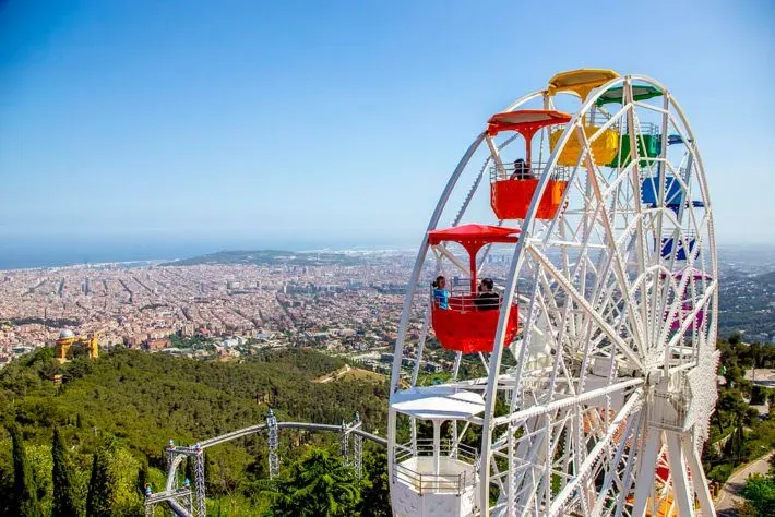 Vista panoramica di Barcellona dal Tibidabo con la basilica del Sagrat Cor