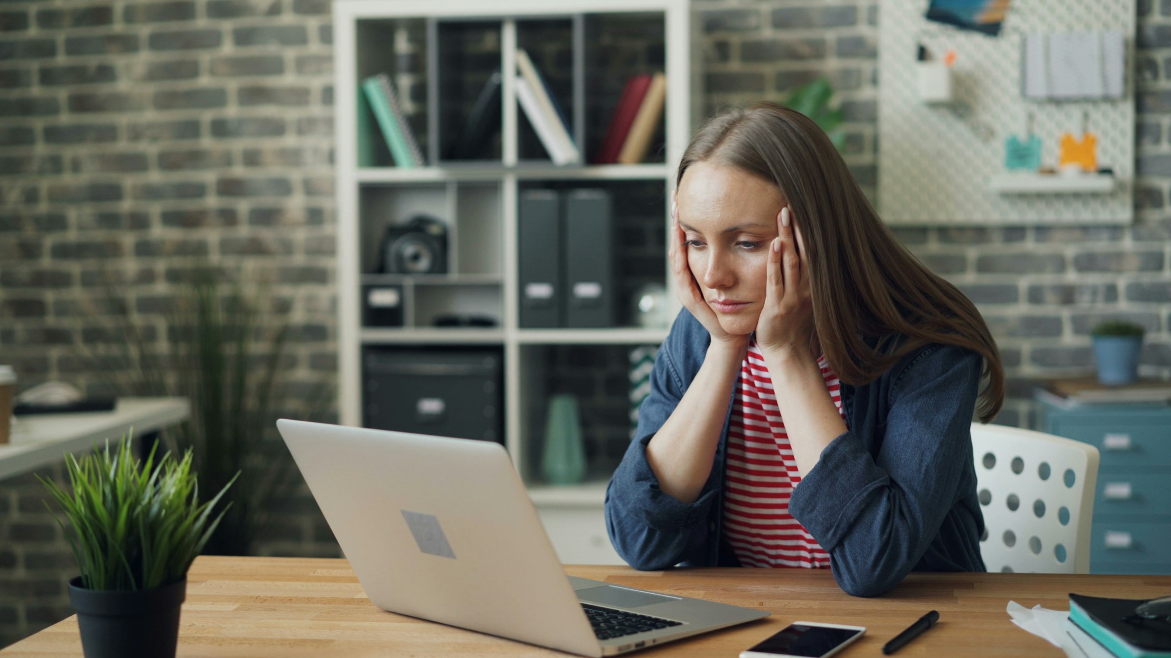 woman wondering on laptop - How to Sell Bitcoin