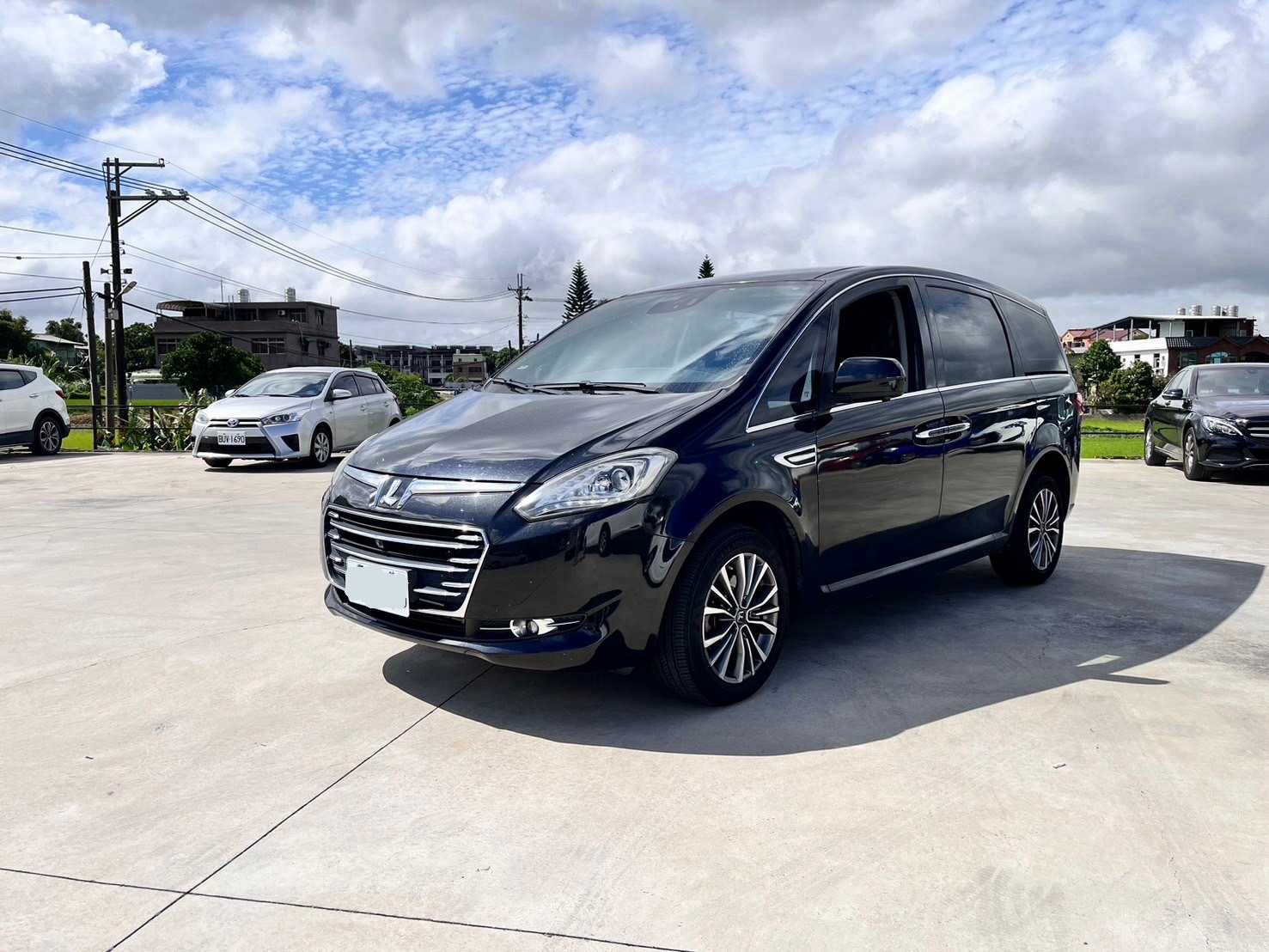 LUXGEN M7 舒適八人座租車推薦