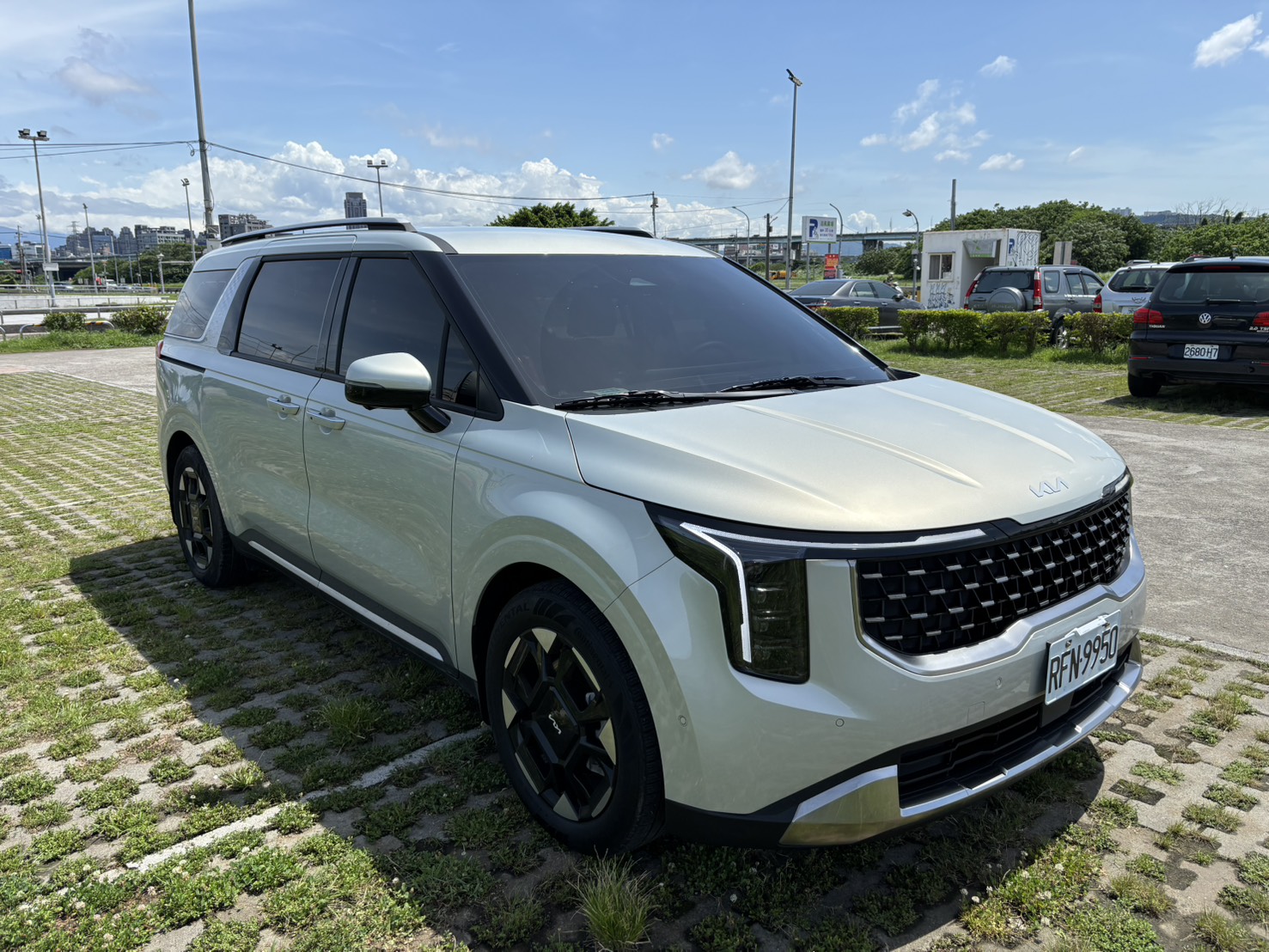 Kia Carnival Signature 鈦光銀租車推薦