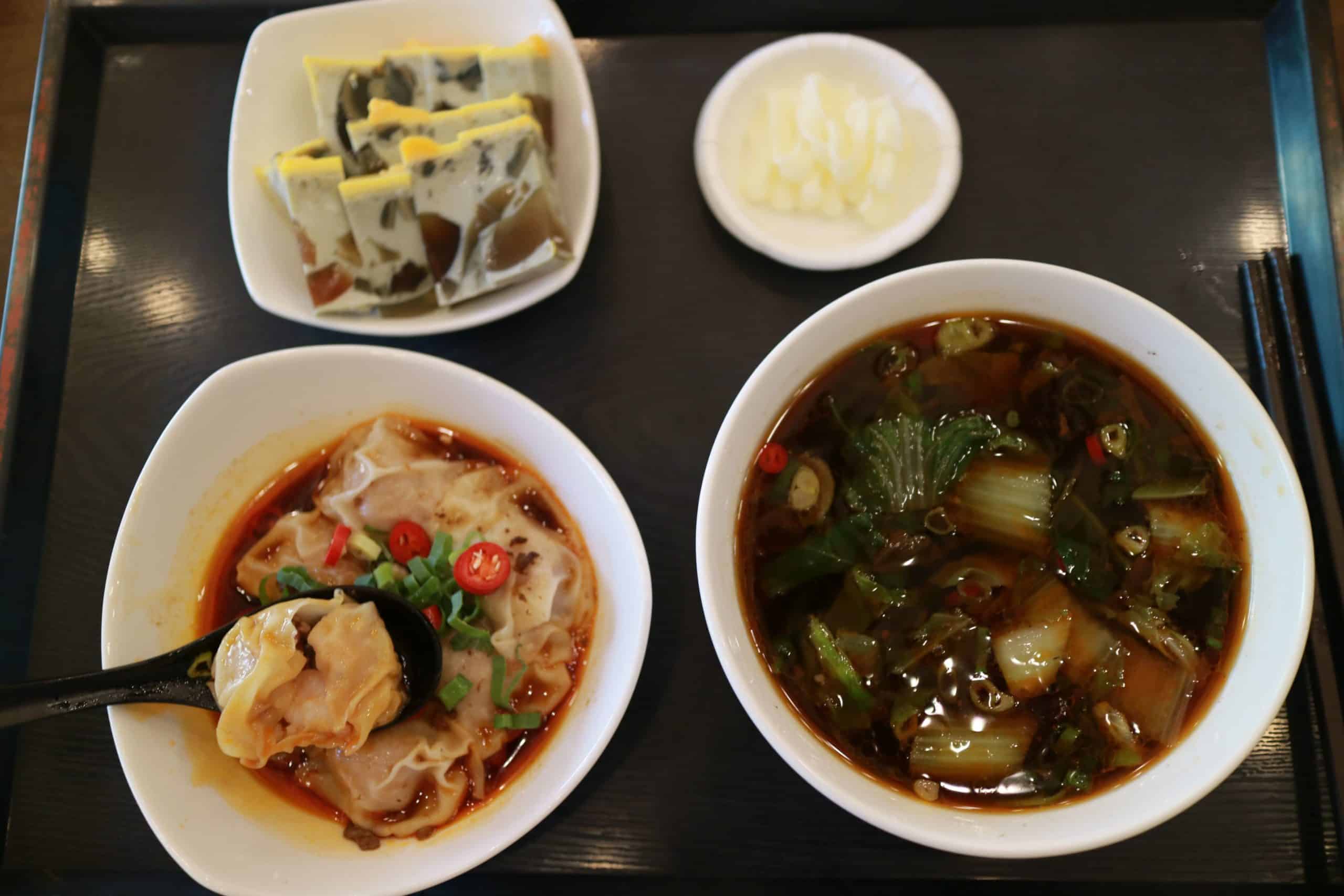 高雄五福扁食香辣紅油鮮蝦扁食、紅燒牛肉湯、三色蛋