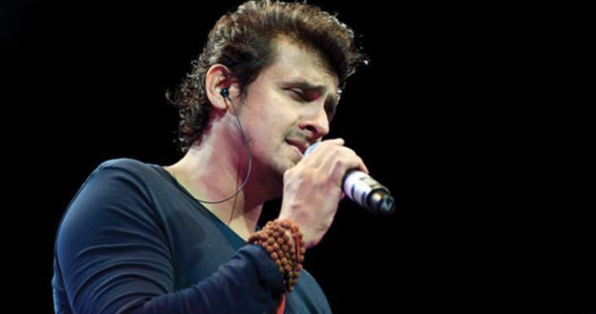 Sonu Nigam graces his fans with ‘Sandese aate hai’ at a recent concert