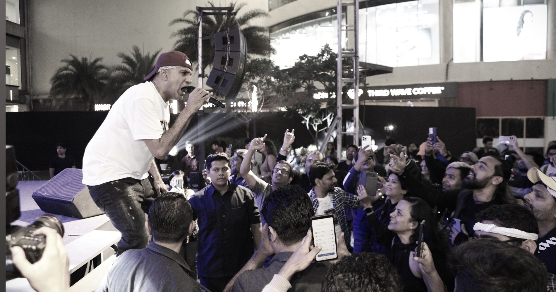 Fans relive the 90s nostalgia at UK-Indian singer Apache Indian’s powerful live performance in Mumbai’s R CITY Mall