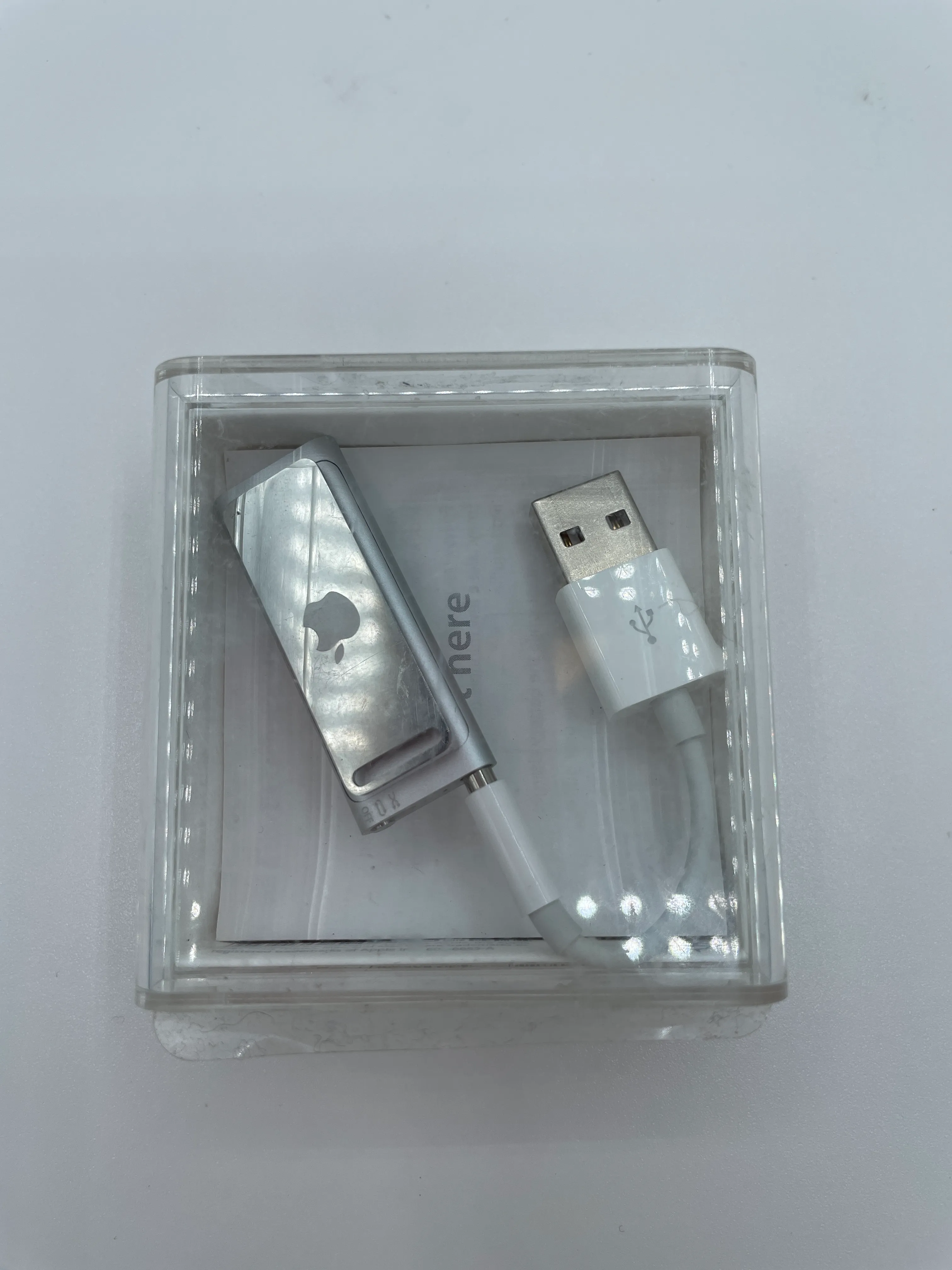 Apple - iPod Shuffle (3rd Generation) - 4GB - Silver media