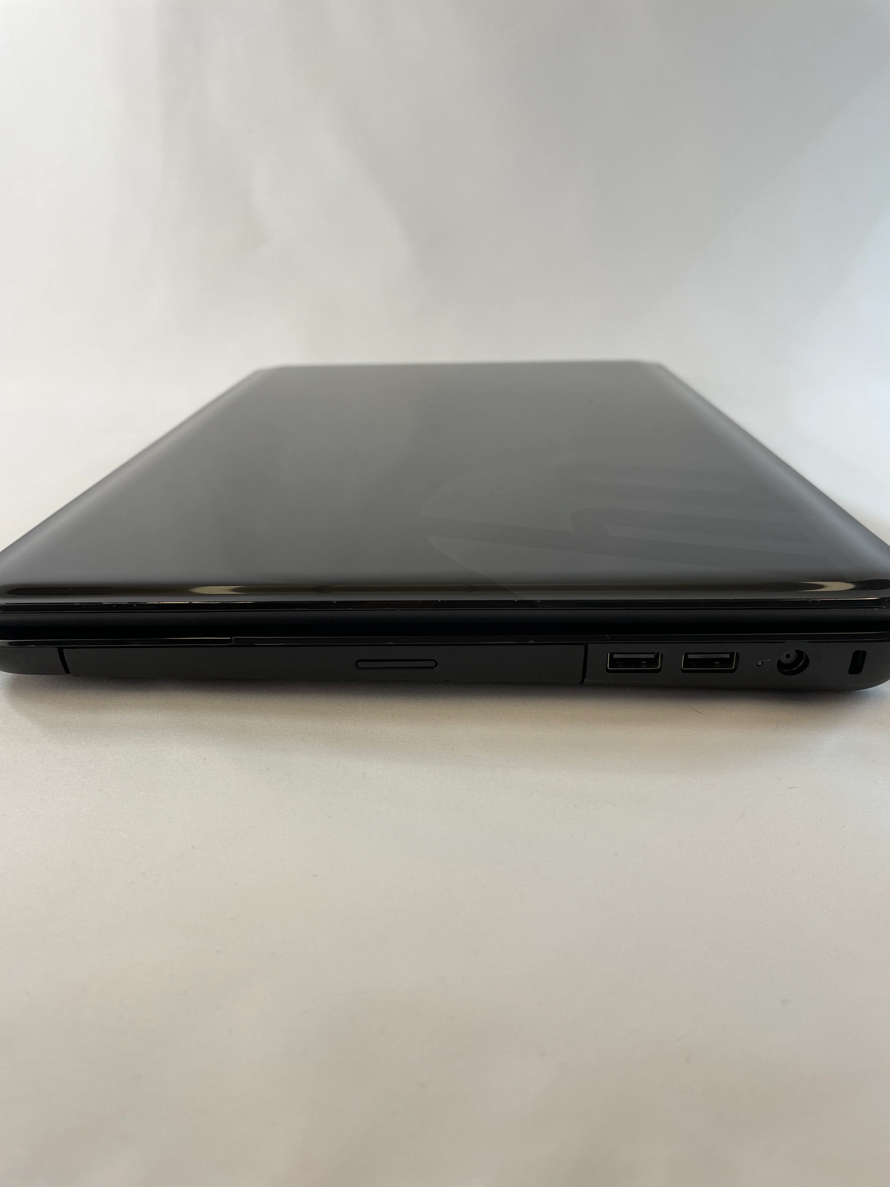 HP 2000 Notebook PC Laptop (15.6 inch) media
