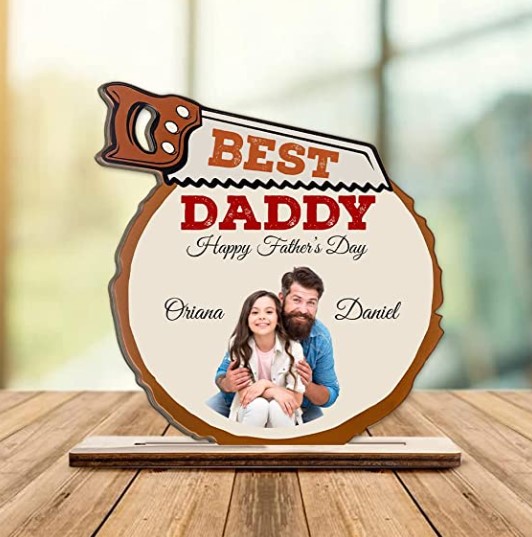 https://storage.googleapis.com/loveable.appspot.com/blog/uploads/2023/05/11082752/Best-Daddy-Wooden-Plaque.jpg