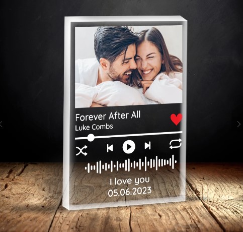 https://storage.googleapis.com/loveable.appspot.com/blog/uploads/2023/05/26105802/Best-Gift-for-Couples-Acrylic-Plaque.jpg