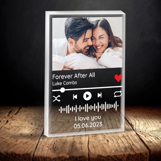 https://storage.googleapis.com/loveable.appspot.com/blog/uploads/2023/05/31161537/Personalized-Upload-Photo-Acrylic-Plaque.jpg