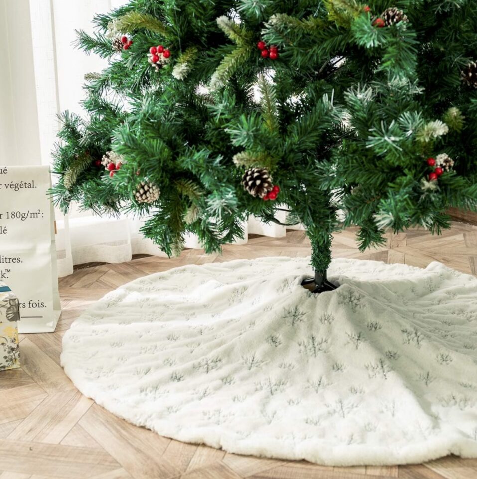 Picturesque SilverSnowflake Tree Skirt
