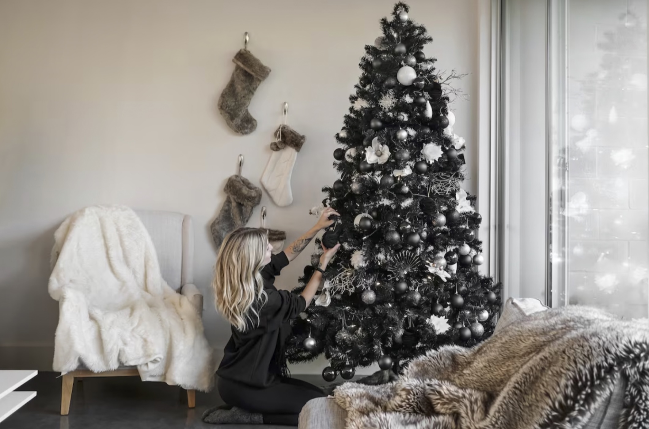 47 Black Christmas Tree Decorations to Modernize Your Décor