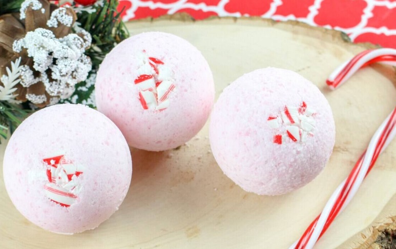 Candy Cane Christmas Bath Bomb