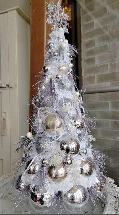 15 Spectacular Silver Christmas Tree Ideas - Best Silver Holiday Trees