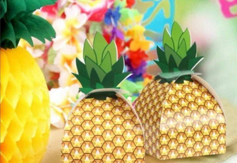 Pineapple treat favor boxes
