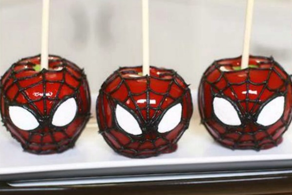 DIY Spiderman candy apples
