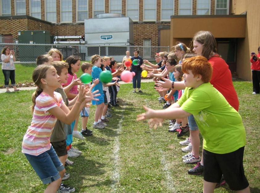 Water Balloon Toss
