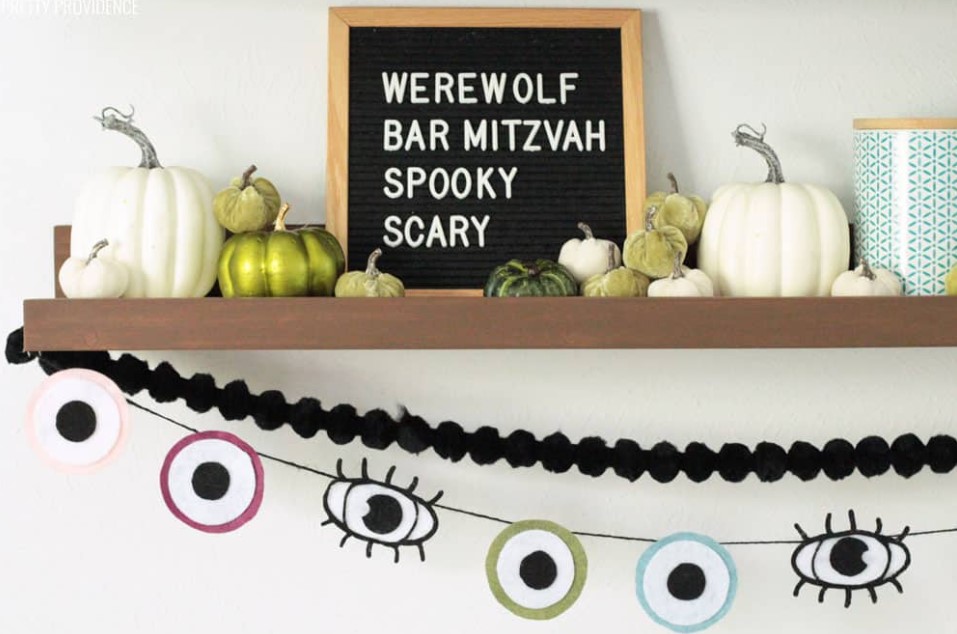 DIY Eyeball Garland Halloween Decor