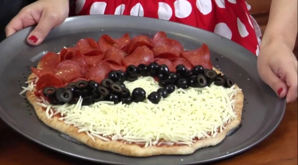 DIY Poké Ball pizza