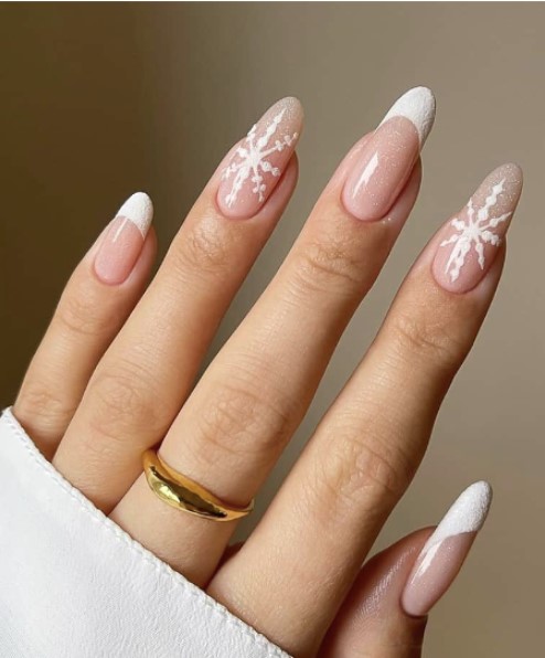 35+ Gorgeous White Sparkly Christmas Nails Ideas [2023]