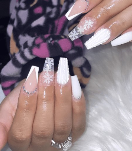 25+ Gorgeous White Christmas Nails Trends 2024