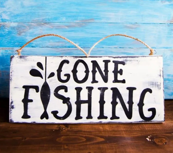 DIY Gone Fishing Wood Sign