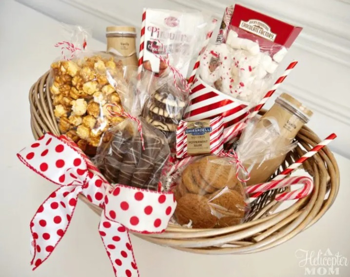 https://storage.googleapis.com/loveable.appspot.com/blog/uploads/2023/11/02144116/Gift-Basket-for-the-Ultimate-Sweet-Tooth.jpg