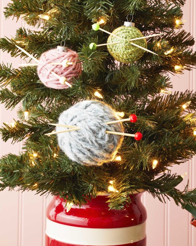 christmas crafts kids - yarn ball ornaments