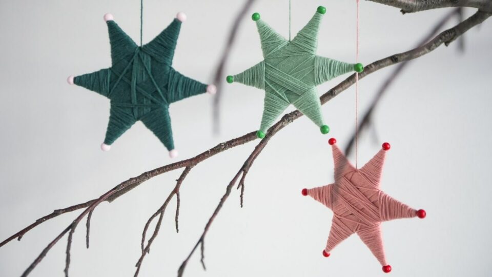 christmas crafts kids - yarn-wrapped ornaments