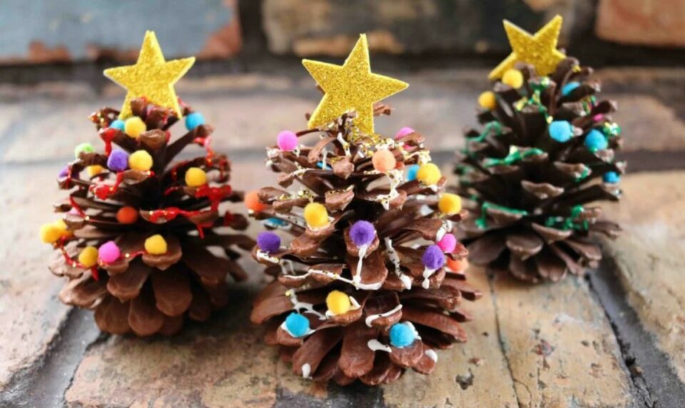 christmas crafts kids - pinecone christmas trees