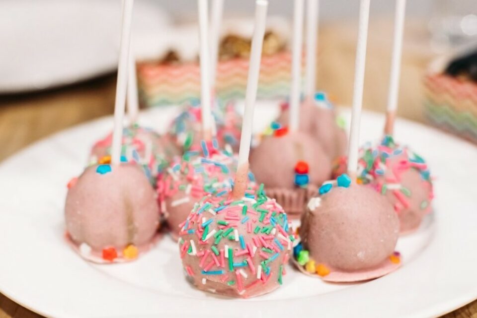 birthday party ideas for 13 year olds - cake pops