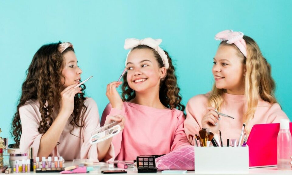 birthday party ideas for 13 year olds - Blindfold makeup artist