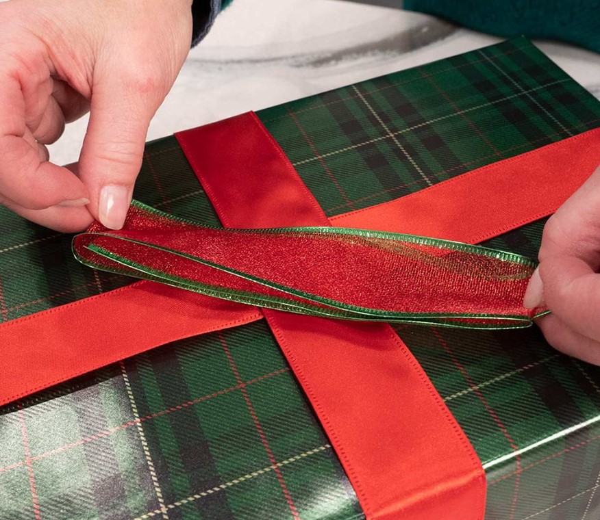 how to make a christmas bow - measure the loop