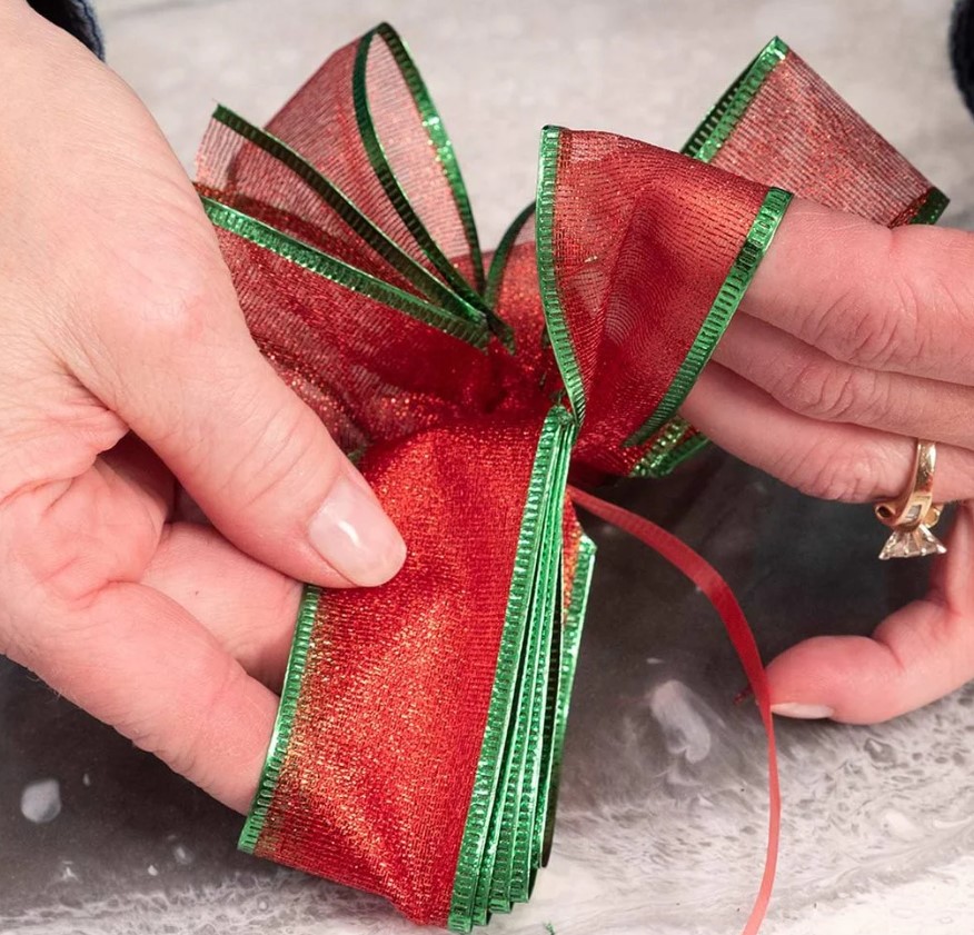 how to make a christmas bow - fan out loops