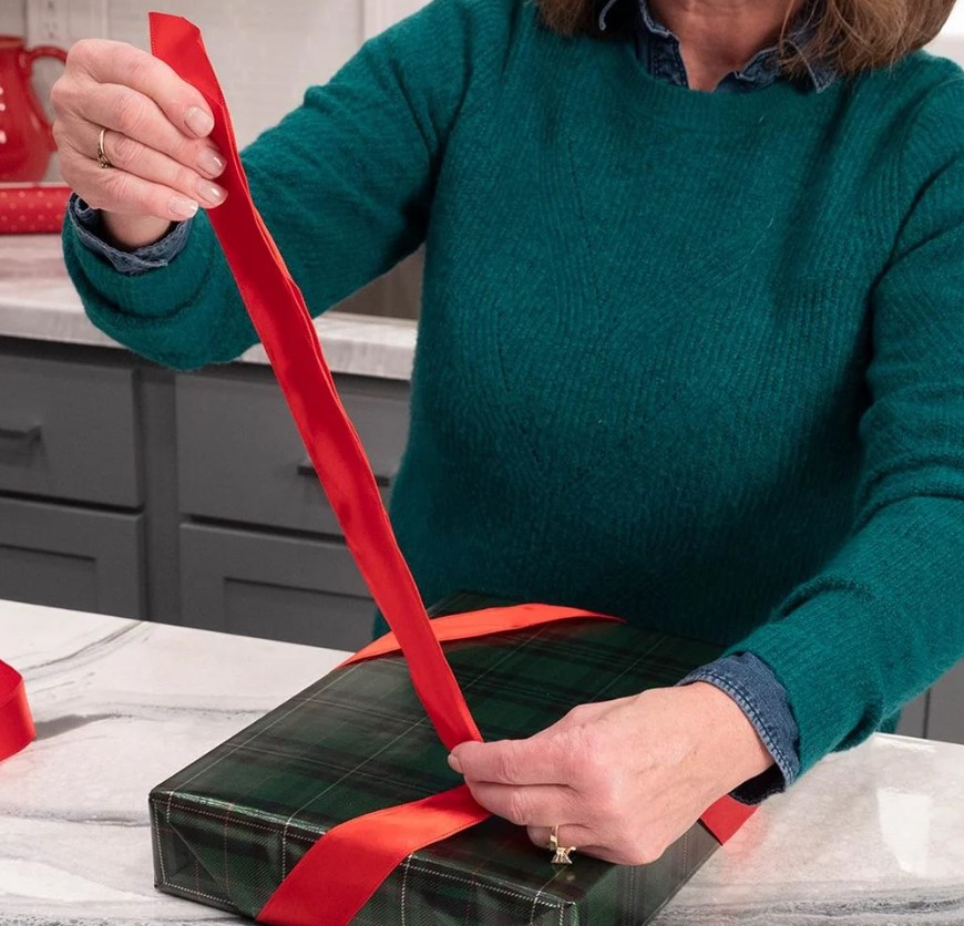 how to make a christmas bow - tie the classic bow to the corner