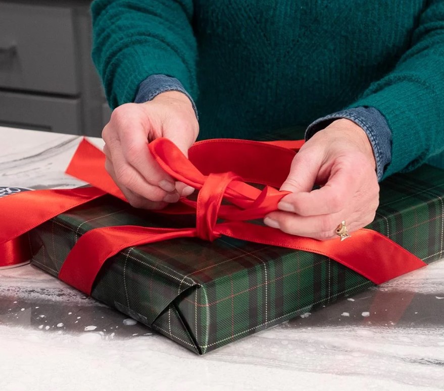 how to make a christmas bow - tie the ribbon together