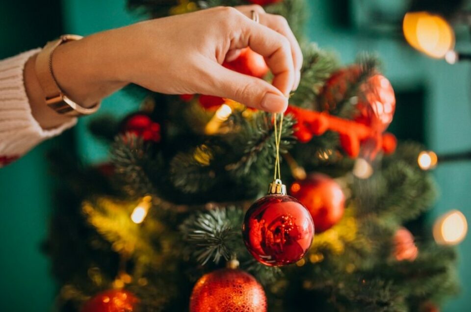 christmas to do checklist - decorate christmas tree