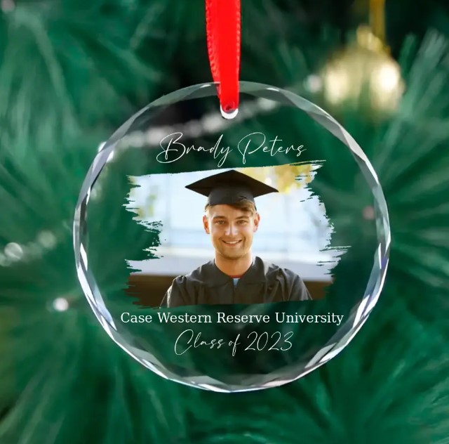 https://storage.googleapis.com/loveable.appspot.com/blog/uploads/2023/12/06142629/Graduation-Ornament.jpg