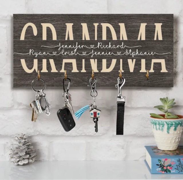 https://storage.googleapis.com/loveable.appspot.com/blog/uploads/2023/12/20103906/Personalized-Wooden-Key-Holder-For-Grandma.jpg