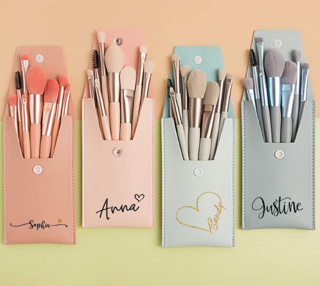 https://storage.googleapis.com/loveable.appspot.com/blog/uploads/2023/12/28104821/Travel-Makeup-Brushes.jpg