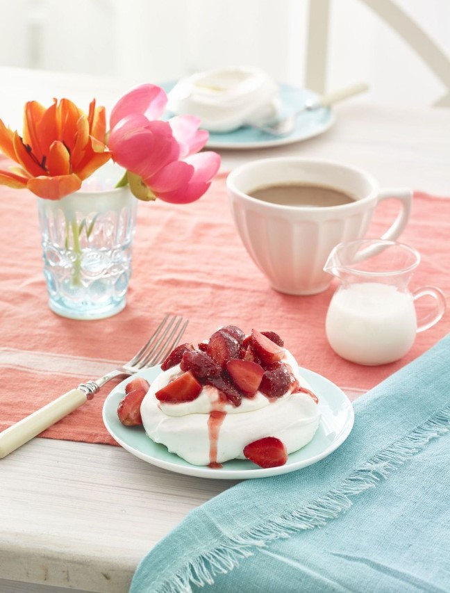 Pavlovas With Strawberries and Cream