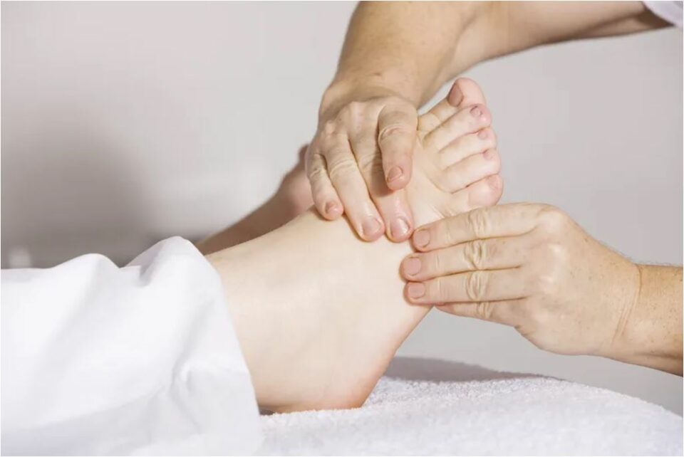Step-by-Step Guide to a Relaxing Foot Massage for Your Partner