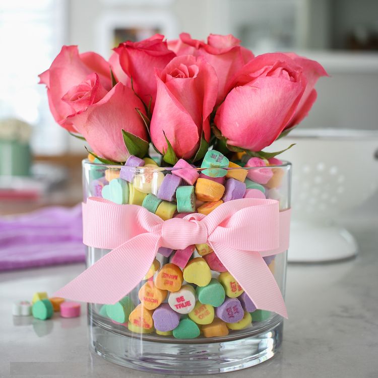 mix candy and flowers valentines day decor ideas