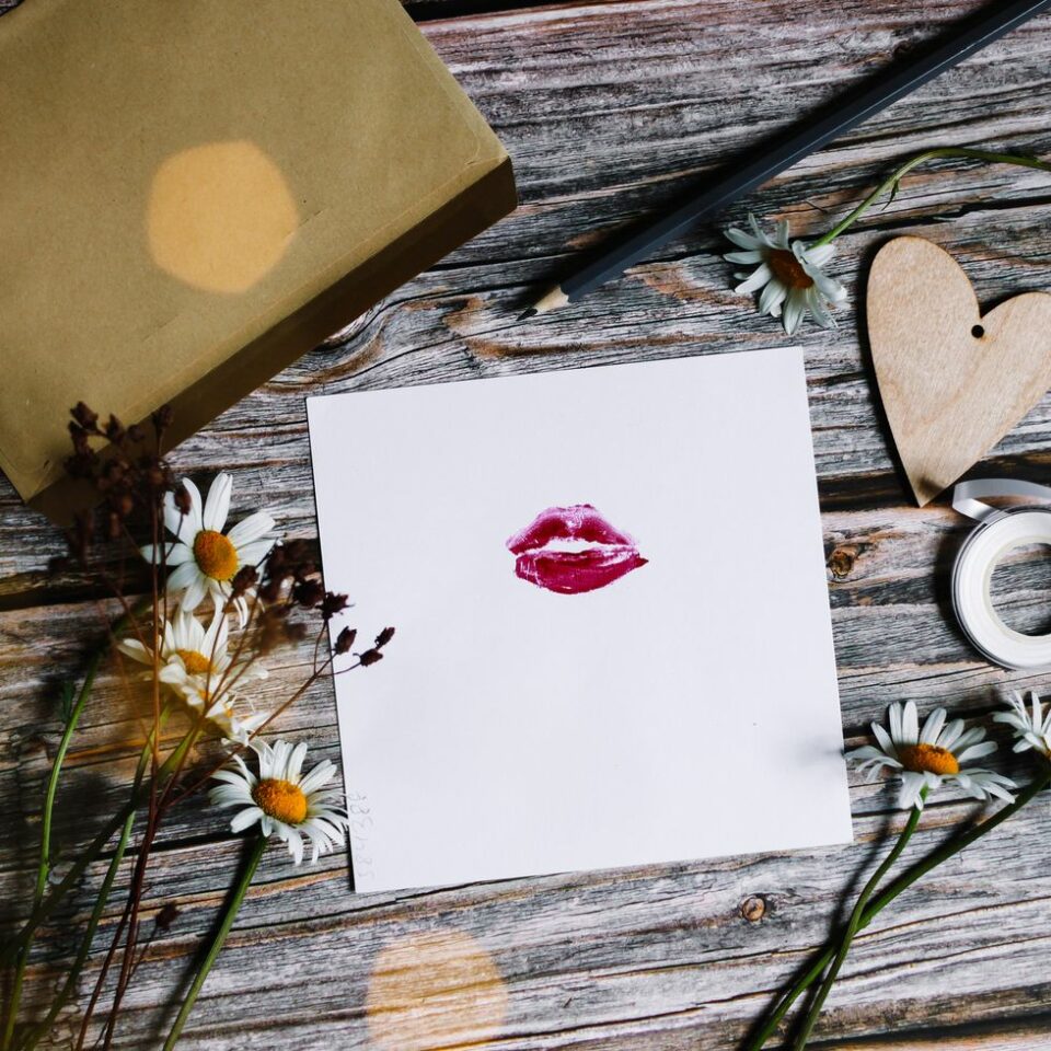 personal lipstick kisses notes valentines day decor ideas