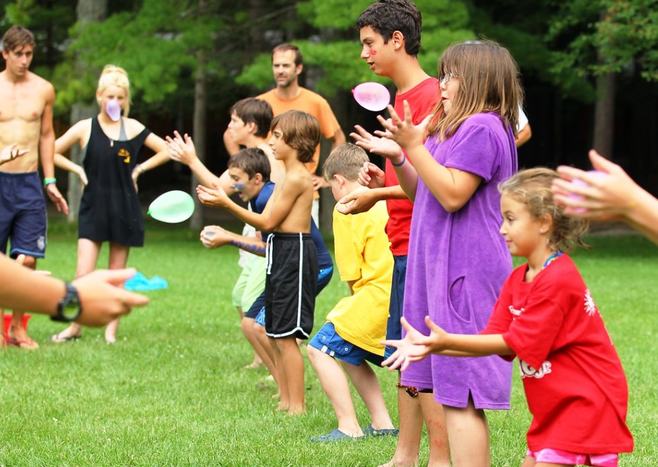 9 year old birthday party ideas - water balloon toss