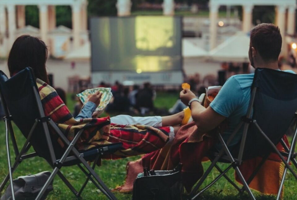 date night ideas - outdoor cinema picnic