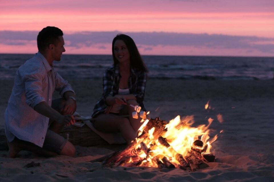 foodie date ideas - beach bonfire