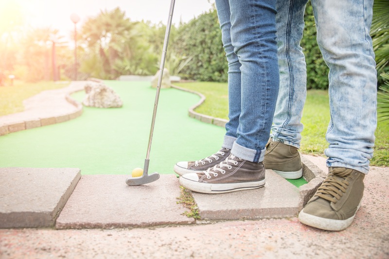 mini golfing double date ideas