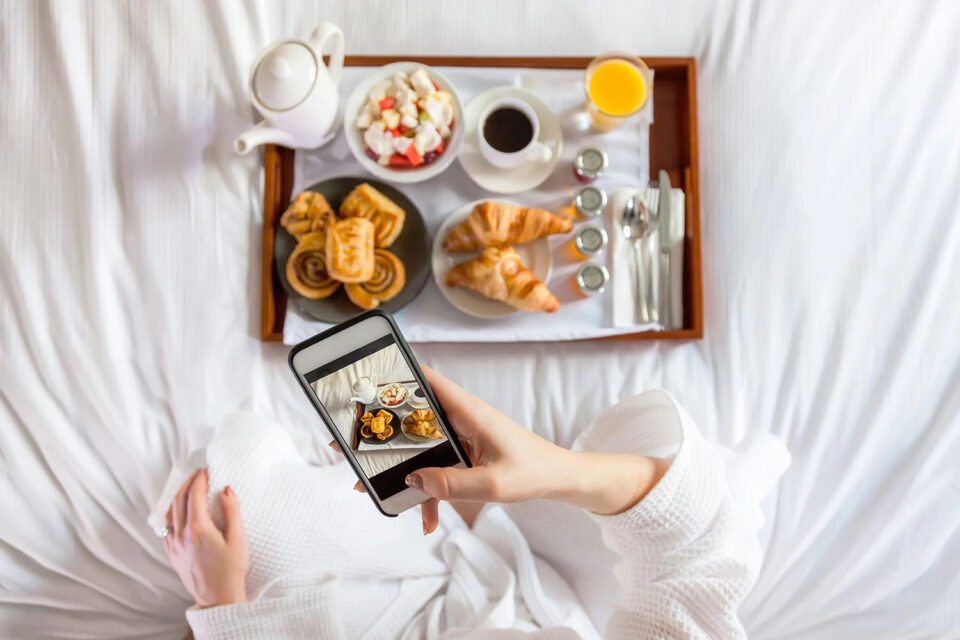 breakfast-on-bed-date-night-themes