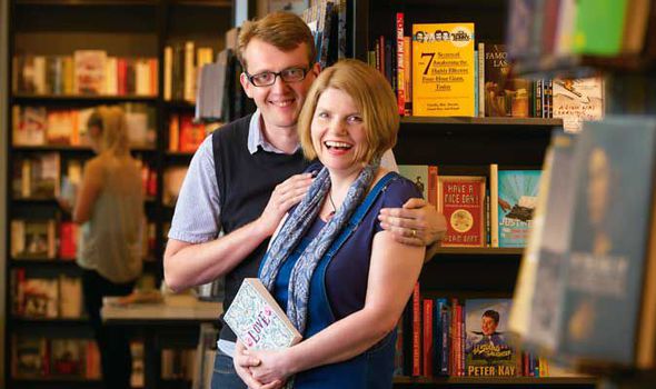 browse at a bookstore date ideas for anniversary