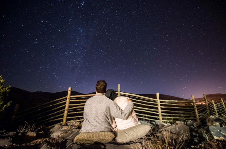 Organize a Stargazing Picnic